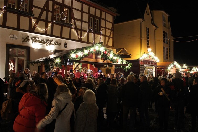 Zahlreiche Holzhütten mit Kunsthandwerk laden zum Verweilen und Kaufen ein