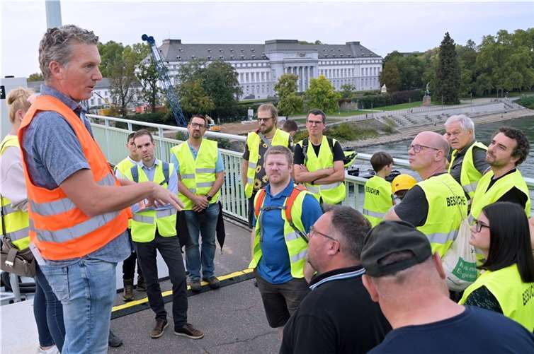 Zahlreiche Interessierte fanden sich zur Baustellenbegehung ein. Foto: SCH