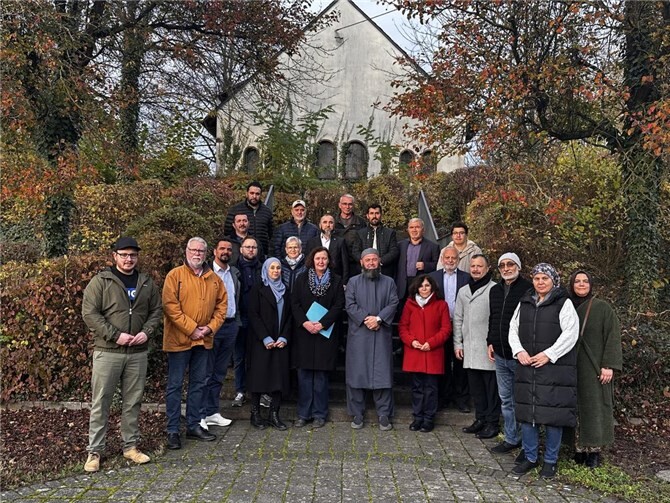 Zahlreiche Interessierte nahmen an dem Austausch auf dem Mülhofener Friedhof teil. Foto: Stadt Bendorf