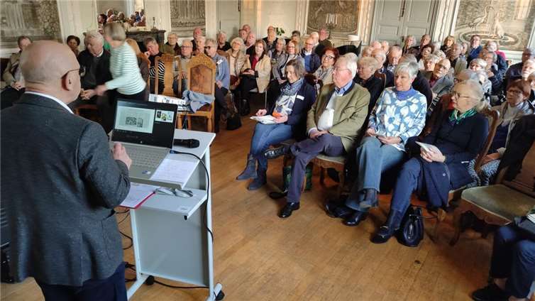 Zahlreiche Interessierte verfolgten den Vortrag in der Burg Lüftelberg.