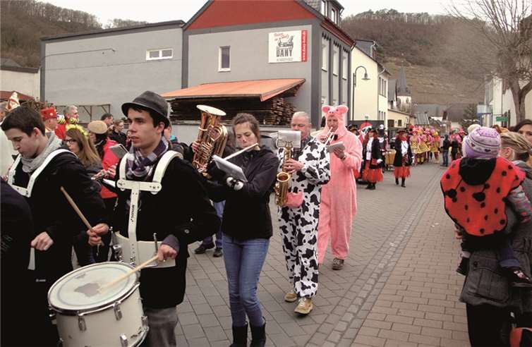 Zahlreiche Jecken flankierten die Straßen beim fröhlichen Umzug der Möhnen. privat