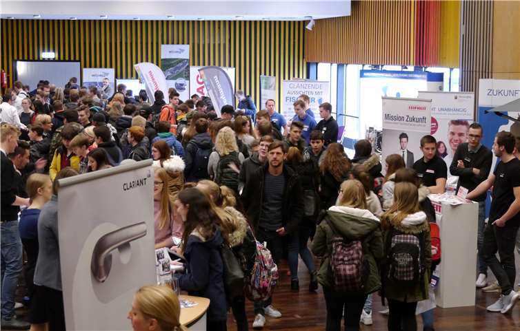 Zahlreiche Jugendliche informierten sich auf der Ausbildungsbörse nach ihren Möglichkeiten nach der Schule. Agentur für Arbeit Montabaur