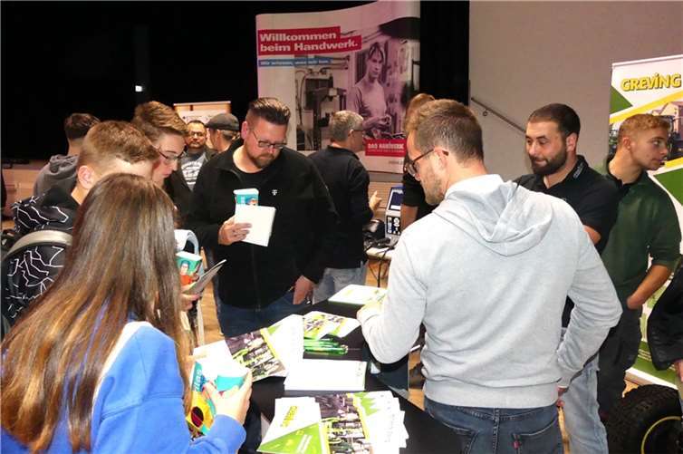Zahlreiche Jugendliche und Schulabgänger informierten sich bei der „Nacht der Ausbildung“ über ihre beruflichen Möglichkeiten. Fotos: TE