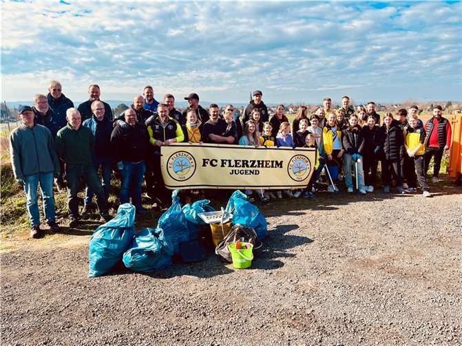 Zahlreiche Jugendtrainer, die Spielerinnen beider Mädchenmannschaften, Eltern und Spieler der legendären Montagskicker haben gemeinsam angepackt und das Gelände von Müll befreit. Foto: privat