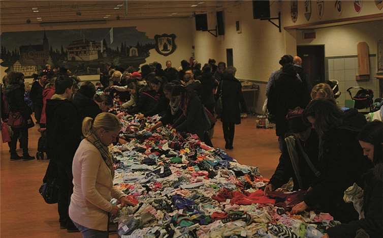Zahlreiche Käufer nutzten den ersten Flohmarkt in Unkelbachs Mehrzweckhalle. privat