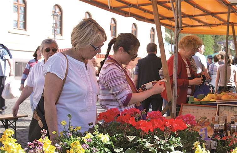 Zahlreiche Käuferinnen und Käufer sah man an jedem Stand.