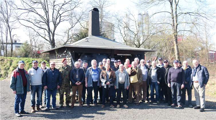 Zahlreiche Kameraden verabschiedeten sich von ihrer ehemaligen Kaserne.privat