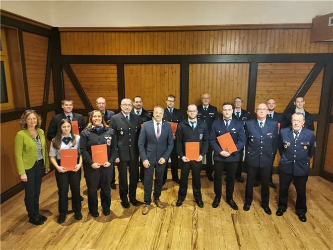 Zahlreiche Kameraden wurden befördert. Fotos: Feuerwehr Hausen
