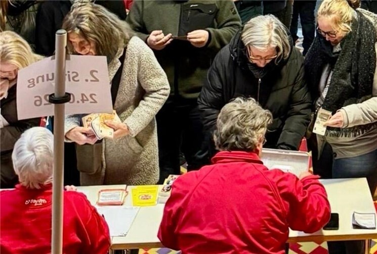 Zahlreiche Karnevalsfreunde nutzten die Gelegenheit, sich frühzeitig Eintrittskarten für die beliebten Trockensitzungen zu sichern.Foto: J. Kapp