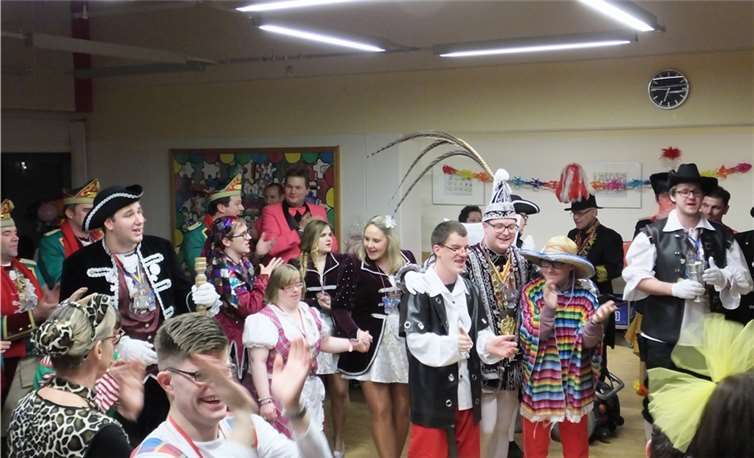 Zahlreiche Karnevalsjecken strömten in die hauseigene Cafeteria, um stimmungsvoll und ausgelassen zu feiern.privat