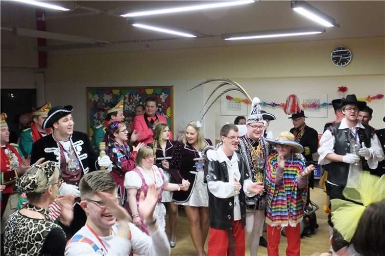 Zahlreiche Karnevalsjecken strömten in die hauseigene Cafeteria, um stimmungsvoll und ausgelassen zu feiern.privat