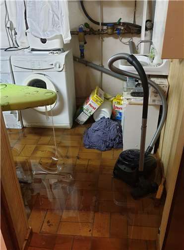 Feuerwehr war im Dauereinsatz Zahlreiche Keller waren überflutet. Das Wasser wurde durch Toiletten, Waschbecken und Abflüsse gedrückt.Foto: privat