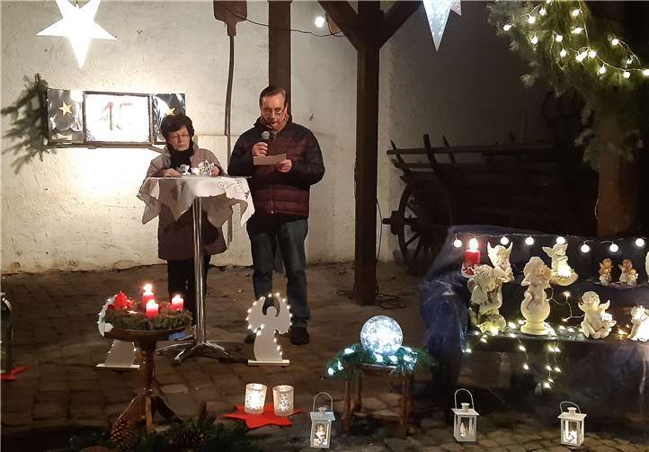 Zahlreiche Kerzen und Lichter erhellten den Hof und sorgten für eine gemütliche Atmosphäre. Foto: privat