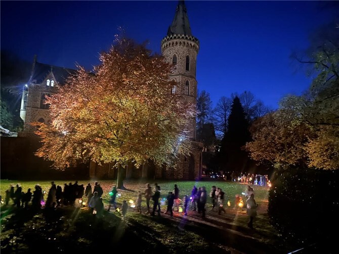 Zahlreiche Kinder, Eltern und Besucherinnen und Besucher begleiteten den festlichen Laternenzug durch den herbstlich beleuchteten Park.  Foto:Alice Kröll