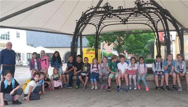 Zahlreiche Kinder der Aloisiusschule nahmen an der Stadtführung teil. privat