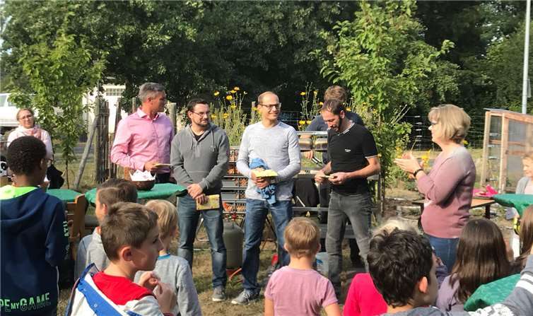 Zahlreiche Kinder erschienen gemeinsam mit ihren Eltern zur Eröffnung des grünen Klassenzimmers.privat