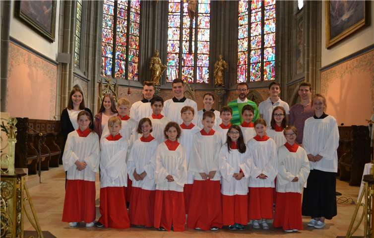 Zahlreiche Kinder haben sich dazu entschieden, die wichtige Aufgabe eines Messdieners zu übernehmen. privat