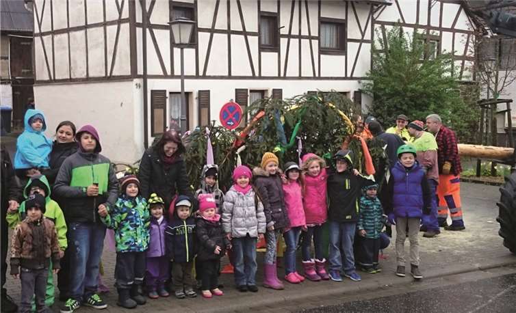 Zahlreiche Kinder kamen, um den Maibaum zu verschönern. Privat