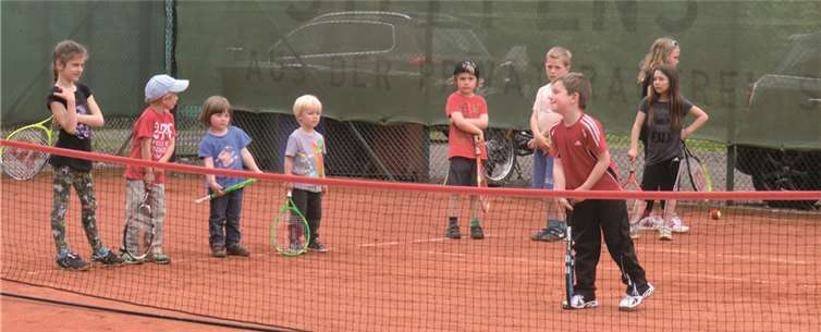 Zahlreiche Kinder übten sich mit dem Tennisschläger. privat