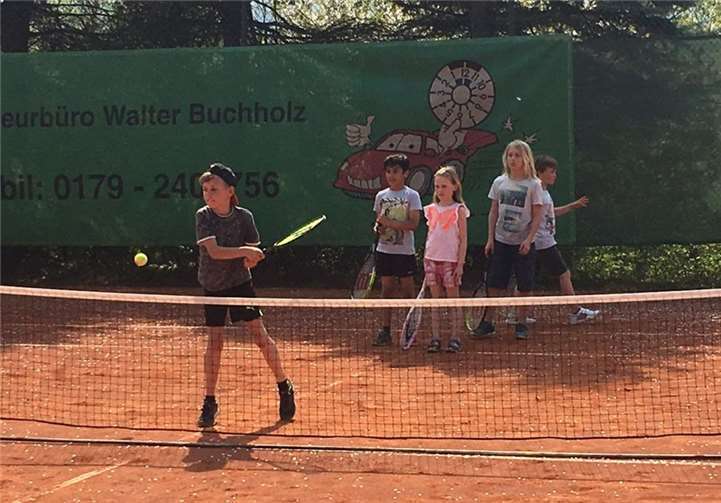Zahlreiche Kinder und Erwachsene freuten sich, endlich wieder draußen den Tennisschläger zu schwingen.privat