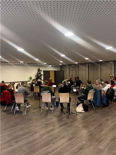 Zahlreiche Kinder und Erwachsene nutzten die Gelegenheit, Musikinstrumente auszuprobieren und dabei vielleicht ein neues Talent oder eine Leidenschaft zu entdecken. Quelle: Musikverein Kobern