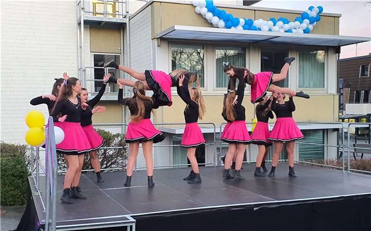 Zahlreiche Kinder- und Jugendtanzgruppen traten auf.