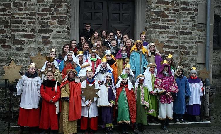 Zahlreiche Kinder zogen in Westum von Haus zu Haus.- RÜ -