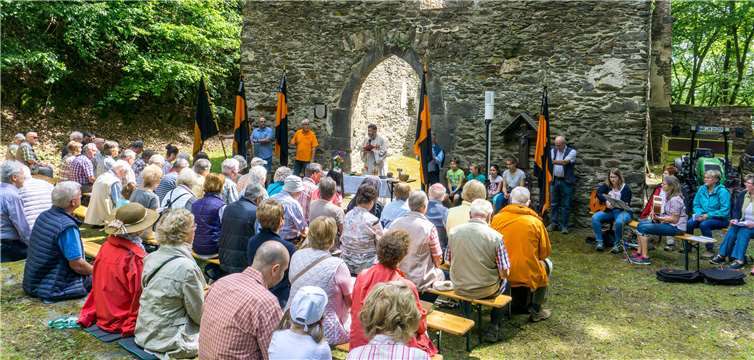 Zahlreiche Kolpinger und Hausenbornfreunde versammelten sich wieder bei der Bezirkswallfahrt der Kolpingsfamilien zum Marienwallfahrtsort Hausenborn.Fotos: Guido Brink