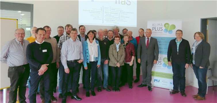 Zahlreiche Kommunalvertreter begrüßte der Erste Kreisbeigeordnete Achim Hallerbach (3.v.r.) im außerschulischen Lernort in Linkenbach, um in einem Workshop konkrete Ideen aus den Gemeinden zur Energiewende zu erarbeiten. Durchgeführt wurde der Workshop von Tobias Gruben (8.v.l.), Ifas - Institut für angewandtes Stoffstrommanagement an der Universität Trier in Kooperation mit der Kreisverwaltung Neuwied.  Kreisverwaltung Neuwied