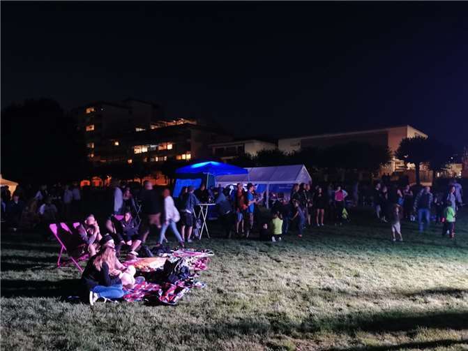 Zahlreiche Konzertbesucher kamen nach Bad Hönningen und bevölkerten am schönen Sommerabend die Rheinwiese. Fotos: STUKO