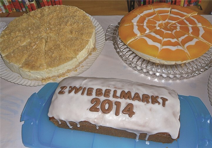 Zahlreiche Kuchenspenden sorgten für ein großes Angebot auf dem Zwiebelsmarkt. privat