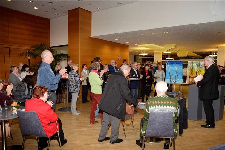 Zahlreiche Kunstfreunde, unter ihnen auch Oberbürgermeister Prof. Dr. Joachim Hofmann-Göttig, waren zur Vernissage erschienen. privat