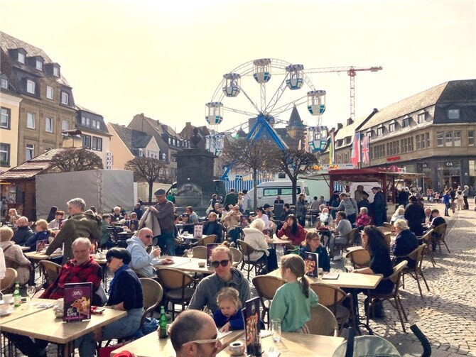Zahlreiche Leckereien luden zum Genießen ein und dazu machte man es sich auf dem Marktplatz gemütlich.