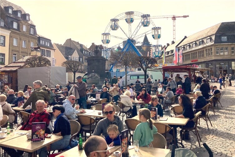 Zahlreiche Leckereien luden zum Genießen ein und dazu machte man es sich auf dem Marktplatz gemütlich.
