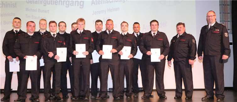 Zahlreiche Lehrgangsteilnehmer erhielten aus der Hand des Wehrleiters ihre Zeugnisse und Weiterbildungsbescheinigungen. Fotos: StF