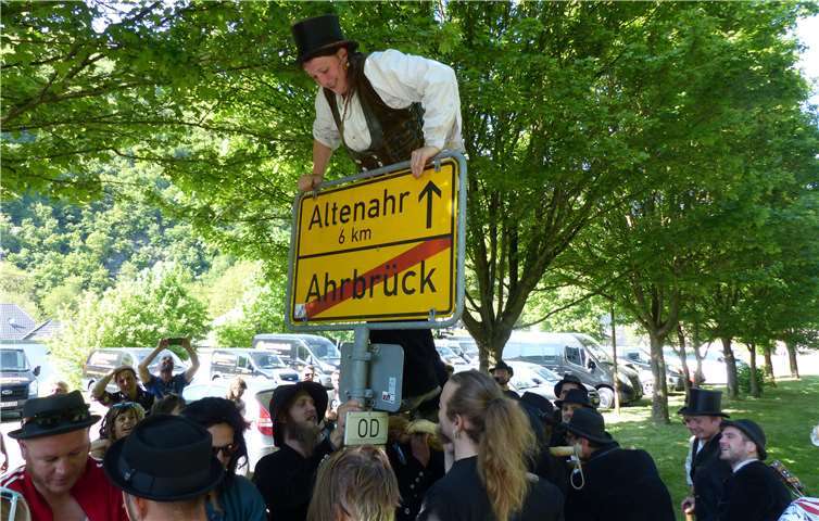 Zahlreiche Leute waren beim traditionellen Übersteigen des Ortsschildes dabei. privat