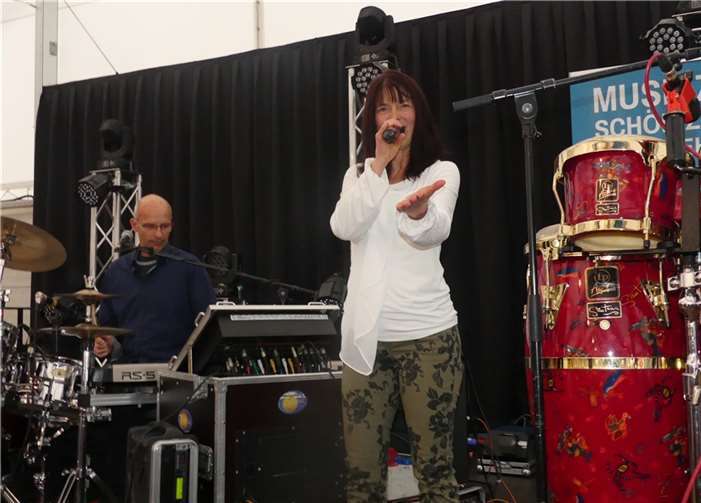 Zahlreiche Live-Musik-Acts sorgten unter anderem für allerbeste Unterhaltung im großen Festzelt. Fotos: TE