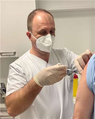 Zahlreiche MVZ- und KHDS-Mitarbeiter:innen aus dem medizinischen, pflegerischen und administrativen Bereich unterstützten die Impf-Kampagne. Ihnen danken die Verantwortlichen ebenso wie den vielen impfwilligen Bürger:innen. Foto: privat