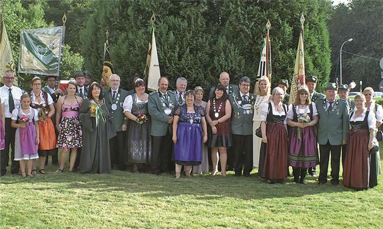 Zahlreiche Majestäten befreundeter Gastvereine besuchten die Kirmes in Hähnen und feierten beim Königsball kräftig mit. -HMO-