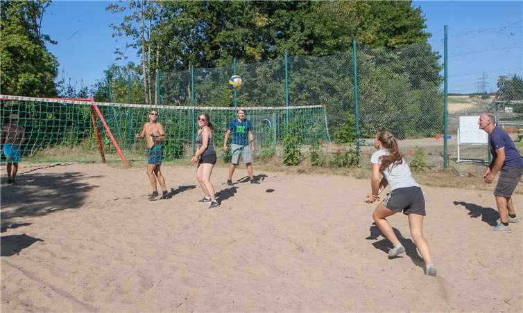 Zahlreiche Mannschaften wetteiferten um die Pokale beim traditionellen Beachvolleyball-Wettbewerb.