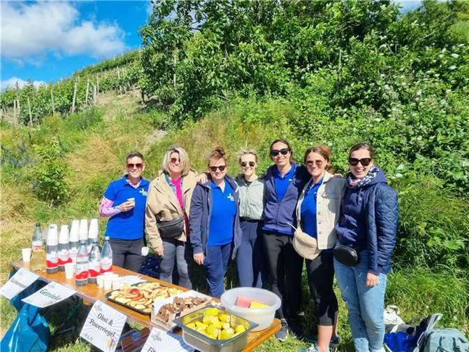 Zahlreiche Marienhäusler engagierten sich als ehrenamtliche Helferinnen und Helfer an den Versorgungsständen.  Foto: Marienhaus