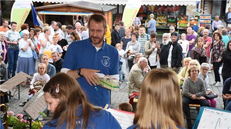 Zahlreiche Marktbesucher schautensich das große Bühnenprogramm an.