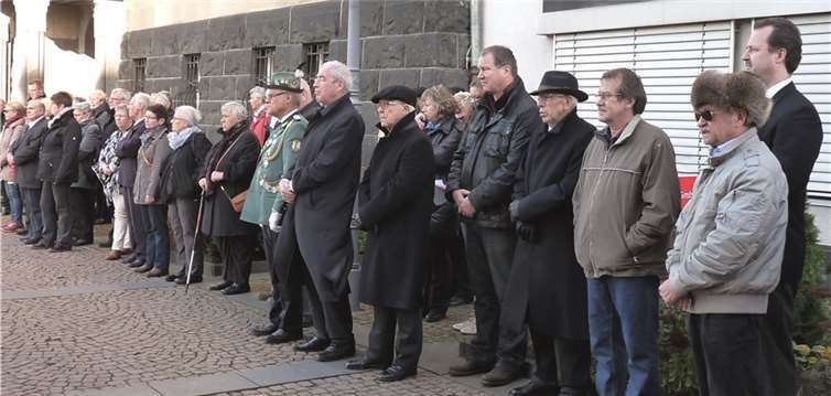 Zahlreiche Mendiger hatten sich anlässlich der Gedenkfeier auf dem Platz vor dem alten Rathaus eingefunden.
