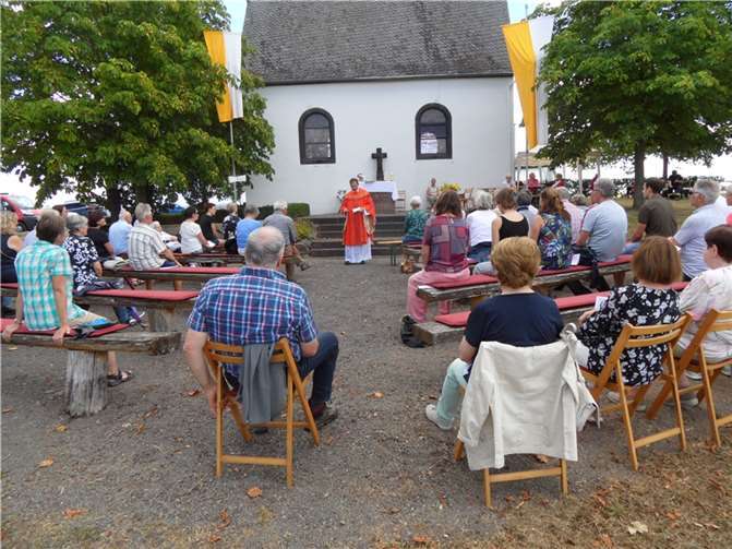 Zahlreiche Menschen aus fast allen Orten der Pfarreiengemeinschaft Maifeld feierten an der Heilig-Kreuz-Kapelle ein Fest.  Foto: H.-G. Sesterhenn