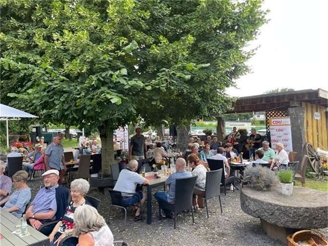 Zahlreiche Menschen besuchten den Sommerempfang der CDU Mendig.