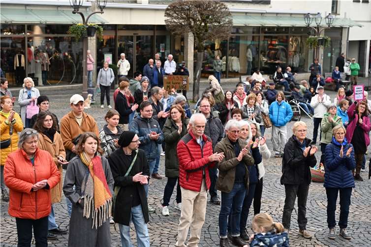 Zahlreiche Menschen hatten sich auf dem Marktplatz in Mayen zur Kundgebung eingefunden. Foto: SK