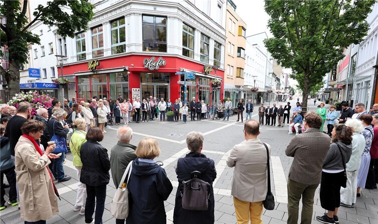 Zahlreiche Menschen kamen am Engel der Kulturen in der Neuwieder Fußgängerzone zusammen, um gemeinsam den Tag der Religionen zu feiern.