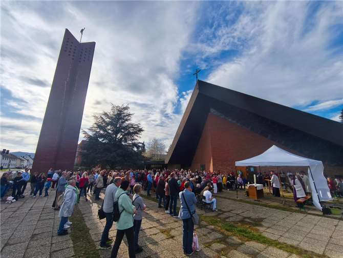 Zahlreiche Menschen kamen zum Wortgottesdienst und der anschließenden Profanierung der St. Pius Kirche. Fotos: DU