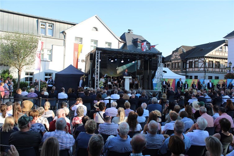 Zahlreiche Menschen kamen zum gemeinsamen Gedenken auf den Marktplatz.