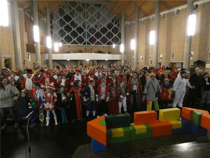 Zahlreiche Menschen waren zur Narrenmesse gekommen.  Fotos: privat